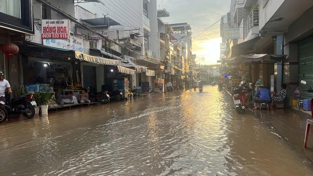 Triều cường nhấn chìm nhiều tuyến đường, cuộc sống người dân Sa Đéc lao đao