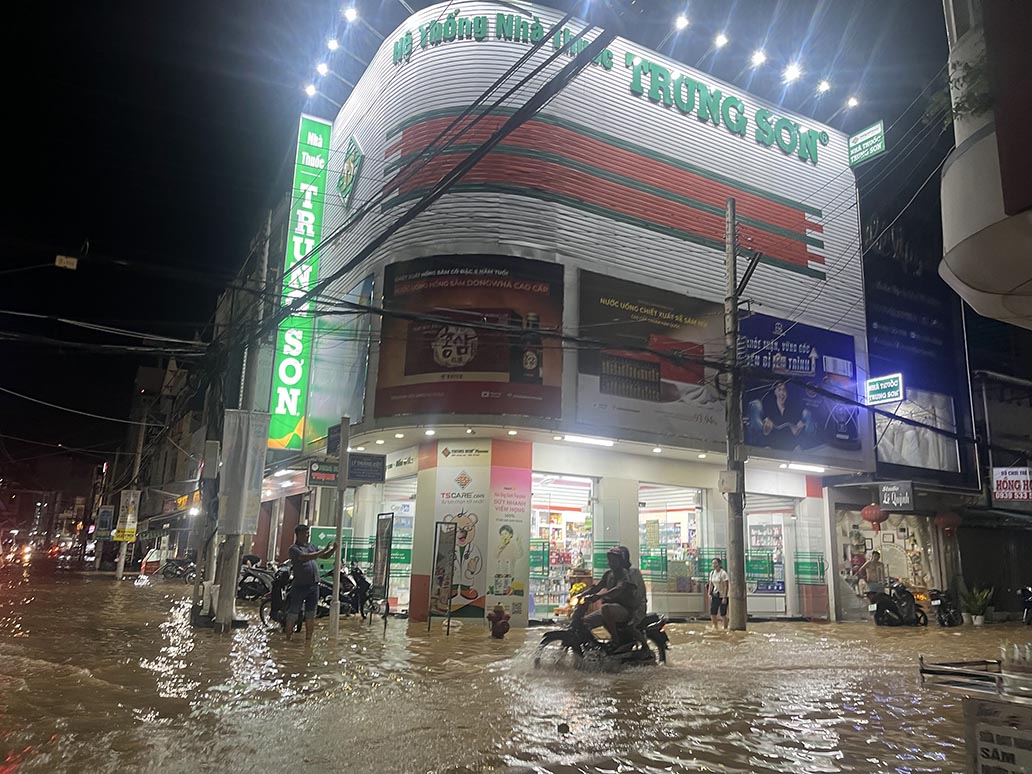 Triều cường Sa Đéc dâng cao – Vẫn kiên cường giữa sóng nước