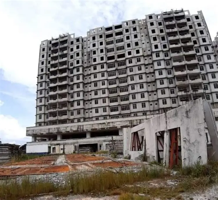 Không khó để bắt gặp những chung cư đang xây dựng dở dang như thế này trong thời kỳ khủng hoảng nhà đất