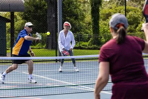 Pickleball – con “lai” giữa tennis, cầu lông và bóng bàn đang gây sốt toàn cầu