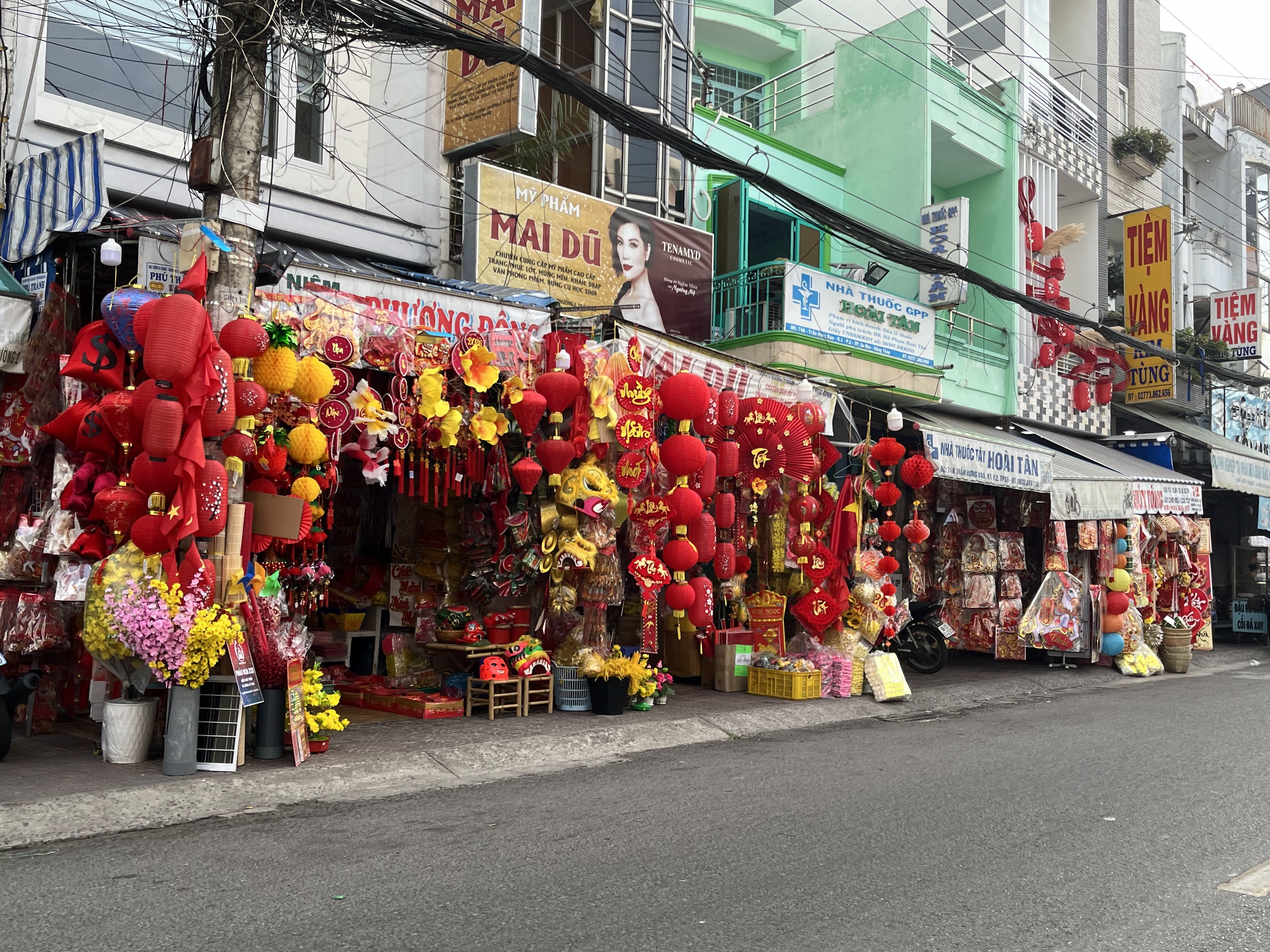 Hàng trang trí Tết được bày bán rất nhiều